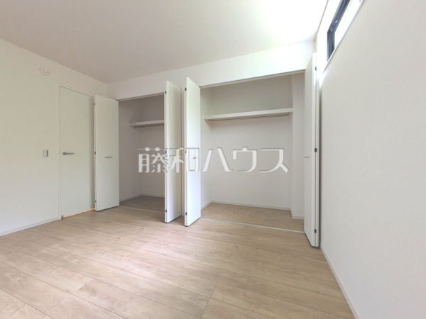 木目が美しいウッディなフローリングの居室は、穏やかで心安らぐ空間となるでしょう。【三鷹市新川６丁目】1号棟　居室　　