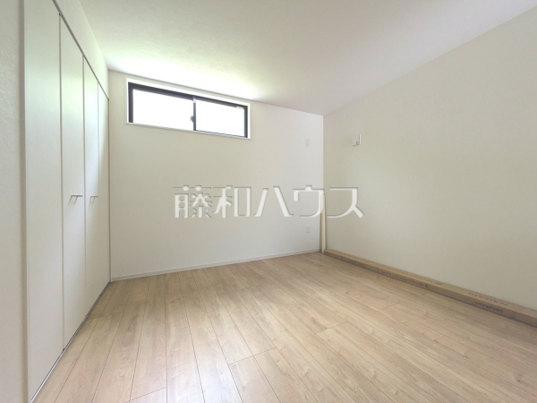 全居室2面採光で明るいお部屋　【三鷹市新川６丁目】1号棟　居室　