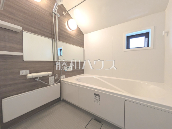 落ち着いた色合いで疲れたからだを癒す、贅沢なくつろぎ空間です。【三鷹市新川６丁目】1号棟　浴室　　