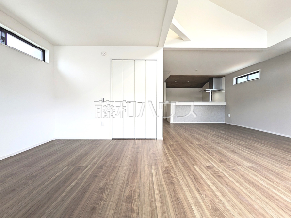 2号棟　リビング　【三鷹市新川６丁目】
対面キッチンを採用したリビングは明るく開放感を主として設計しました。一日の中で一番長く家族が集まる場所だから機能性と利便性を重視しました。　