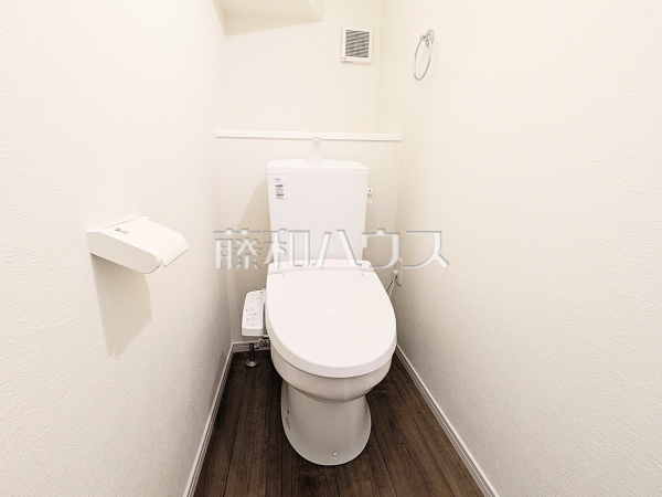 2号棟　トイレ　【三鷹市新川６丁目】
ウォシュレット付きトイレ！リビング・お風呂に続いて意外と癒しの空間かも！？　