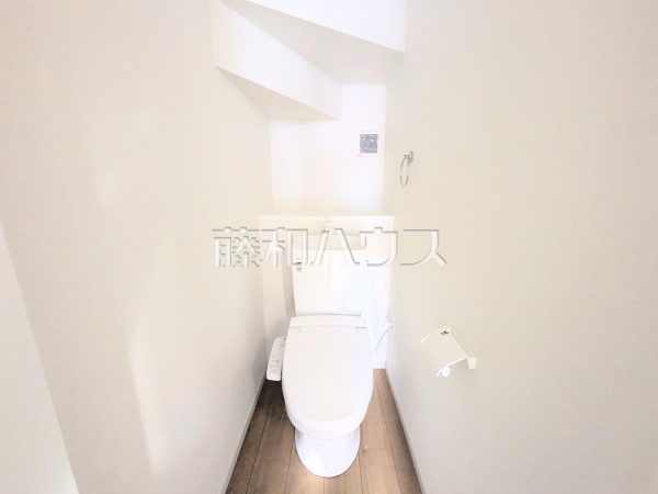 3号棟　トイレ　【三鷹市新川６丁目】
各階にトイレを設けておりますので、朝の忙しい時間などトイレの取り合いで喧嘩になることも少なそうですね。　