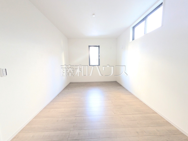 3号棟　居室　【三鷹市新川６丁目】
幼い頃のたくさんの想い出が詰まった実家の部屋。それは特別な場所としていつまでも心に残っています。いつかこの部屋が子供たちにとってのそのような場所になるのかな？　