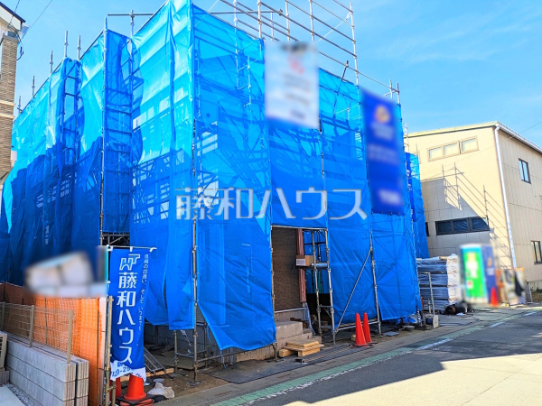 3号棟　外観　【新座市馬場２丁目】ただいま鋭意建築中！　現場シート越しに建物の輪郭が見えてきました。完成までもう少しです。
