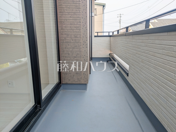 1号棟　バルコニーは二部屋分の長さがあり、洗濯物やシーツ類など干すのに便利な広さです。　【新座市馬場２丁目】
　