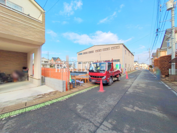 接道状況および現場風景　【新座市馬場２丁目】あたたかな陽射しに包まれながら、心地良い生活をおくってみませんか？
