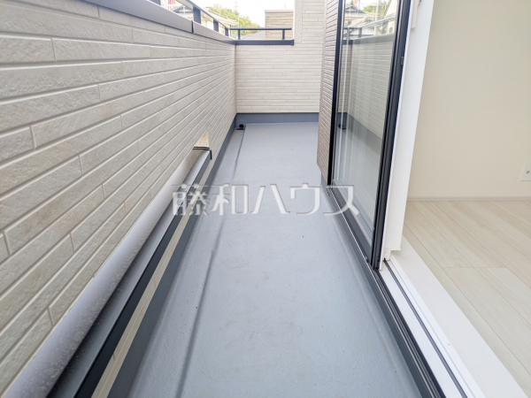 1号棟　居室から直接バルコニーへ出られる為、晴れた日は布団を干すことができます。　【新座市馬場２丁目】
