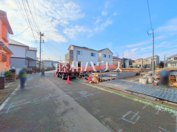 接道状況および現場風景　【新座市馬場２丁目】見学はしたいけど、なかなか時間が取れない・・・そんな方に出勤前や仕事終わりにマイホームを見学できるサポートをいたします。
