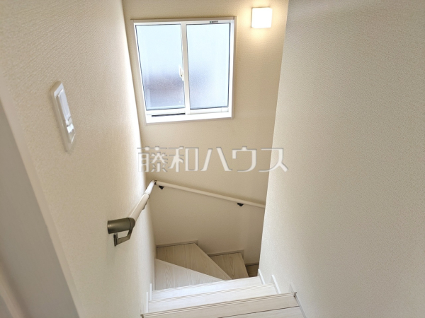 1号棟　手すり付き階段　【新座市馬場２丁目】
