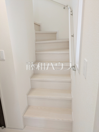 1号棟　手すり付き階段でお子様やお年寄りの昇降も安心です。　【新座市馬場２丁目】