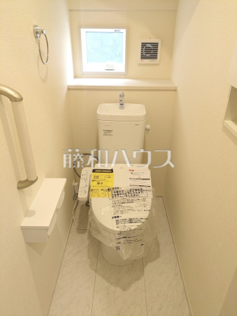 1号棟　各階にトイレがあると、階段の上り下りをせずに済むため就寝時なども便利です。【新座市馬場２丁目】