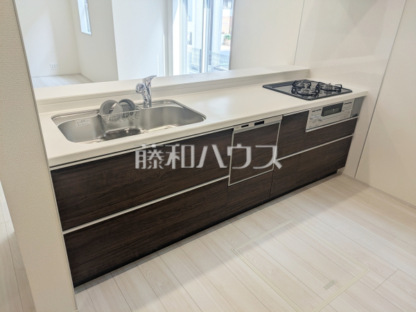 1号棟　 ご家族の様子がわかり、会話も楽しめる対面式システムキッチン 【新座市馬場２丁目】