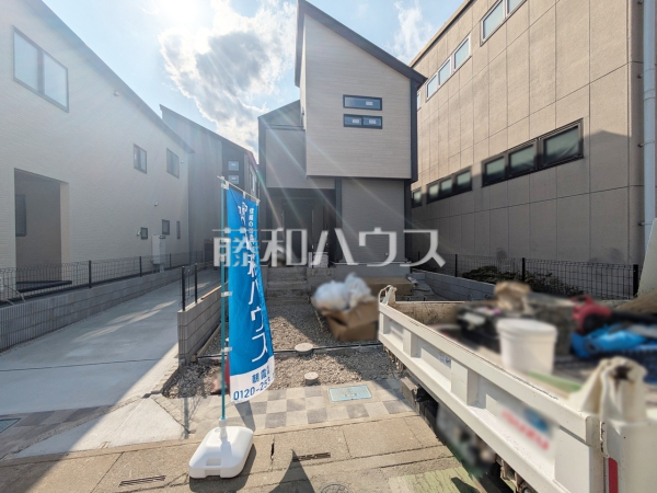 3号棟　リビングに併設された収納スペースには、お子様の本やおもちゃ、掃除機やちょっとした小物などがスッキリ収納できます。　【新座市馬場２丁目】