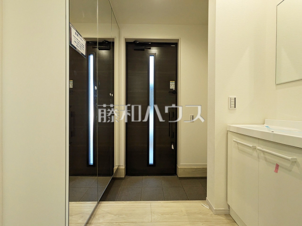 1号棟　玄関　【小平市花小金井５丁目】
「住まいの顔」とも言われ、家全体のイメージを左右する重要な玄関スペース。お気に入りのインテリア用品や小物などで素敵な空間を演出してください。　