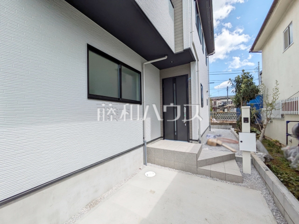 玄関へのアプローチ　【立川市一番町２丁目】