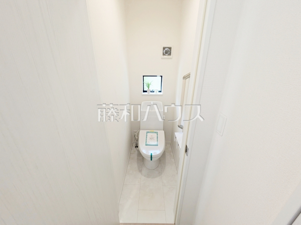 1号棟　各階にトイレがあると、階段の上り下りをせずに済むため就寝時なども便利です。　【新座市西堀２丁目】