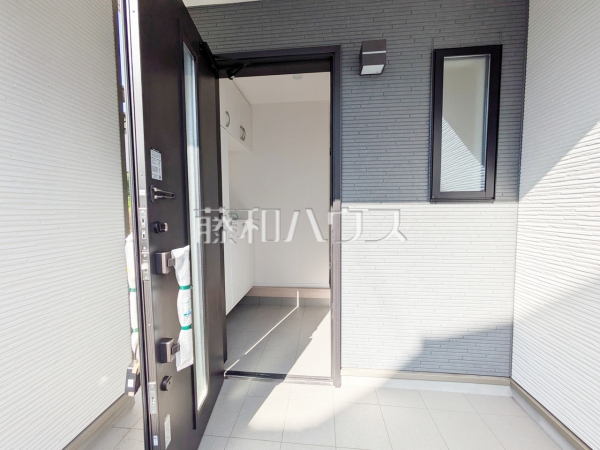 1号棟　玄関は自然光で明るくなる設計です。【新座市西堀２丁目】