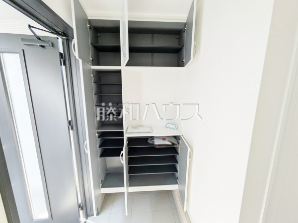 1号棟　玄関収納が日々の暮らしやすさをアップしてくれます。　【新座市西堀２丁目】
　