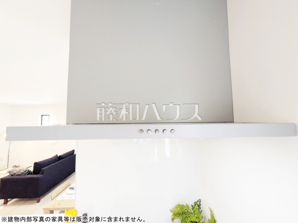 1号棟　 お手入れのしやすいレンジフードは見た目もスッキリしていて、料理時の油煙やニオイを効率的に外に出せます。 　【新座市西堀２丁目】