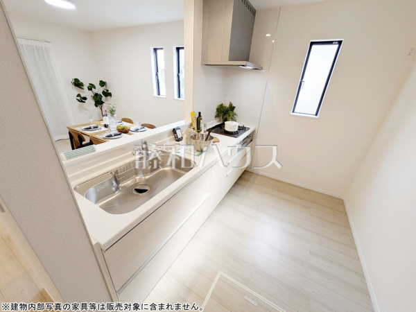 1号棟　キッチンから見渡せるリビングダイニングで、お料理中も会話が弾みます。　【新座市西堀２丁目】
