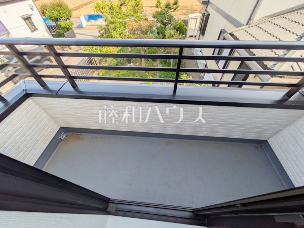 3号棟　バルコニーは日差しもたっぷり注ぎ、お洗濯物もよく乾きます。　【新座市西堀２丁目】
