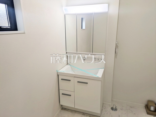 洗面室　【志木市幸町４丁目】洗面室には三面鏡付きの洗面台。洗面台下は収納空間になっており、予備の歯ブラシやヘアケア用品といった小物もスッキリと片付きます。
