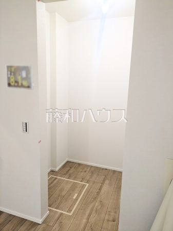ウォークインクローゼット　【志木市幸町４丁目】収納力豊富なウォークインクローゼットで、バッグや小物類も片付きます。
