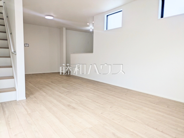 リビング　【志木市幸町４丁目】家族との時間をゆったりと過ごせるように、リビングを約19.12帖の広々空間に設計しました。
