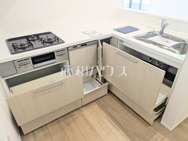 キッチン収納　【志木市幸町４丁目】収納力豊富なスライド収納付きシステムキッチン。大きな鍋やフライパンの出し入れもスムーズです。