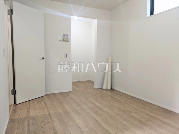 居室　【志木市幸町４丁目】ウォークインクローゼット付きの居室は8帖超の広さがあり、開放的な空間が広がっております。
