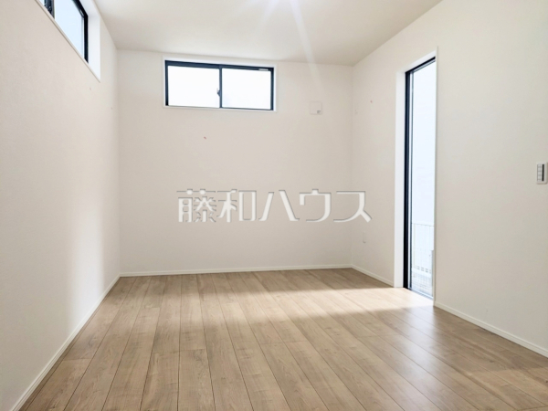 居室　【志木市幸町４丁目】空間が明るく・広く見える白を壁色に採用し、少ない光でも過ごしやすい室内になっています。

