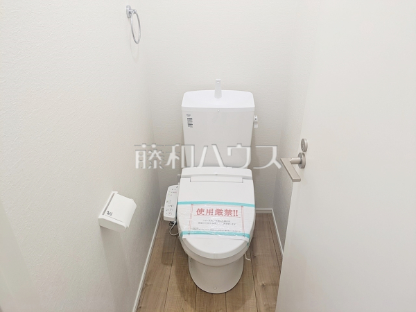 トイレ　【志木市幸町４丁目】爽やかな空間を保ちたいトイレはオフホワイトでまとめました。毎日使う場所だからこそ清潔感のある白が映えます。
