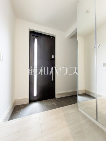 2号棟　玄関には姿見がございます。身だしなみの最終チェックをして出掛けましょう！　【杉並区堀ノ内３丁目】