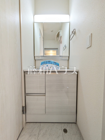 1号棟　洗面室　【府中市本宿町４丁目】
三面鏡付きの洗面台。鏡の裏にも収納があり、歯ブラシや化粧品等もすっきり収納できます。　