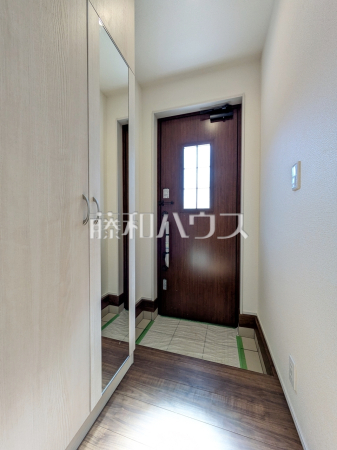 1号棟　玄関【府中市本宿町４丁目】
玄関には姿見がございます。身だしなみを最終チェックをして出掛けましょう！　