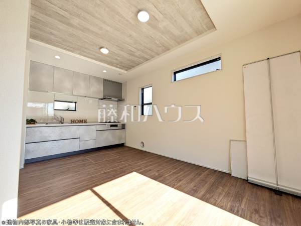 1号棟　リビング　【府中市本宿町４丁目】
家族の存在を近くに感じ、心安らぐこの空間はいつも心地よく、気が付けば楽しい一日が終わろうとしている、そんな憩いのリビングです。　