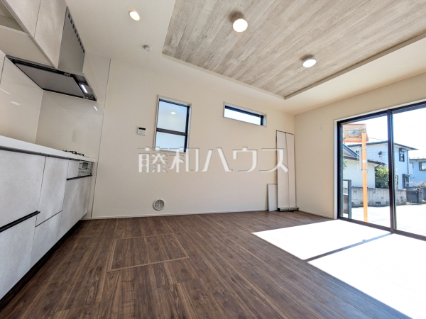 1号棟　リビング　【府中市本宿町４丁目】
たっぷりの日差しや心地良い風が入る、広々としたリビングが魅力　