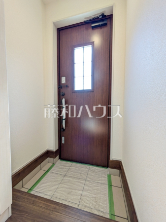 1号棟　玄関　【府中市本宿町４丁目】
自然光を取り入れ明るい空間になるよう設計された玄関です。　