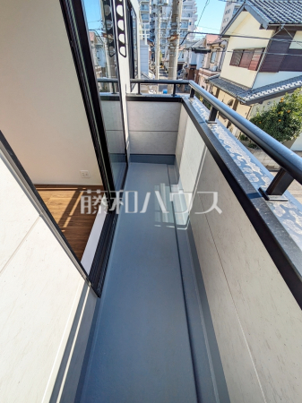 1号棟　バルコニー　【府中市本宿町４丁目】
居室から直接バルコニーへ出られる為、晴れた日は布団を干すことができます。