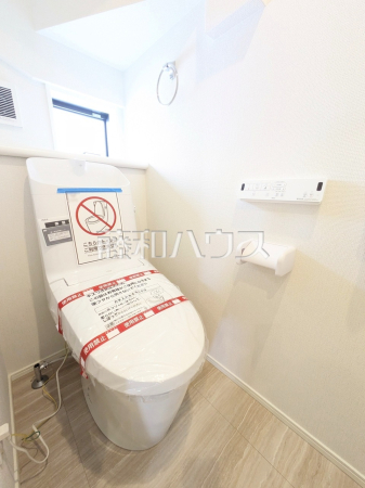 トイレ　【東村山市久米川町１丁目】
各階にトイレがあると、階段の上り下りをせずに済むため就寝時なども便利です。　