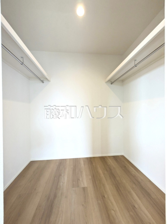 ウォークインクローゼット　【東村山市久米川町１丁目】
大容量のウォークインクローゼットでお部屋をスッキリきれいに保てます。　