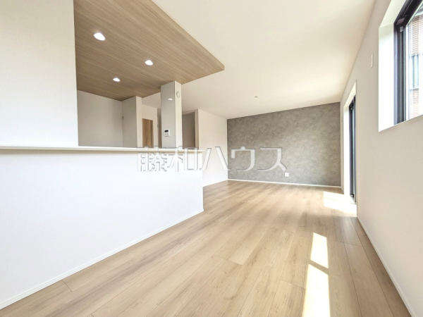 リビング　【東村山市久米川町１丁目】
対面キッチンを採用したリビングは明るく開放感を主として設計しました。一日の中で一番長く家族が集まる場所だから機能性と利便性を重視しました。　