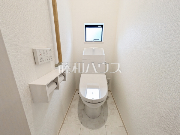 各階にトイレを設けておりますので、朝の忙しい時間などトイレの取り合いで喧嘩になることも少なそうですね。　