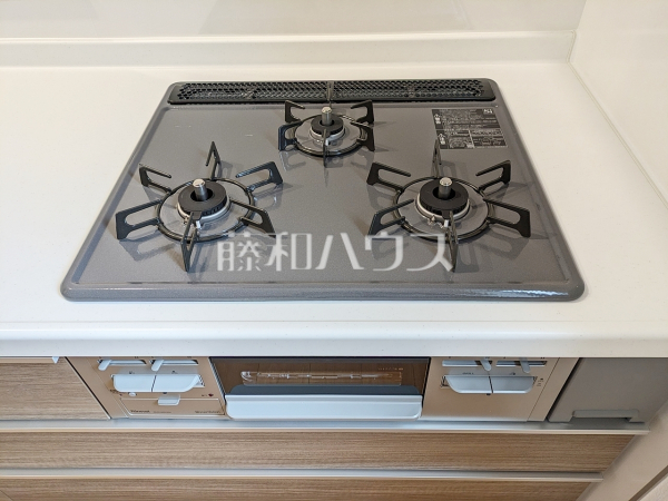 フラットな表面で汚れも拭きとりやすく、お掃除が簡単な3口コンロ　