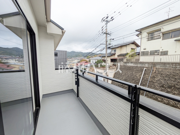 居室から直接バルコニーへ出られる為、晴れた日は布団を干すことができます。太陽の匂いがする布団で寝るのは癒しのひと時です。また室外機置場や臭いの発生しがちなゴミの一時保管的置場としても利用できます。　