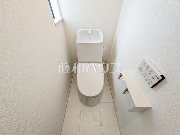 トイレはいつまでも清潔な空間を保てるように、目に留まるだけではなく、汚れを拭き取り易いフロアと壁紙にしました。　