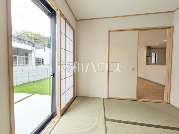 リビングに隣接する居室の引き戸を開ければさらに開放感が広がります。　