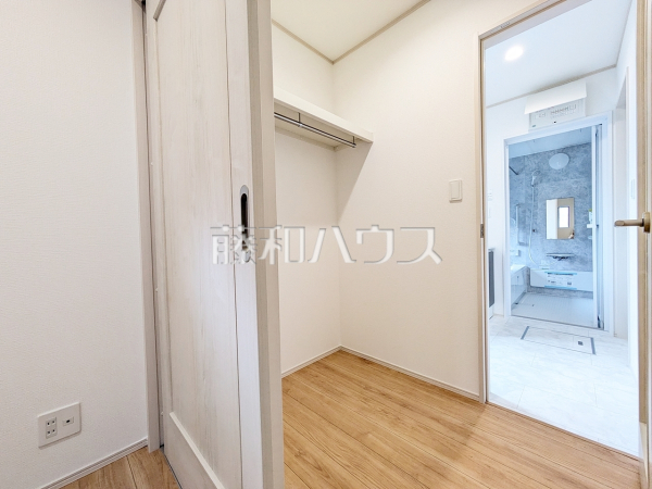 洗面室にはバスタオルや洗面具などをきれいに整理できる便利な棚を設置しました。　