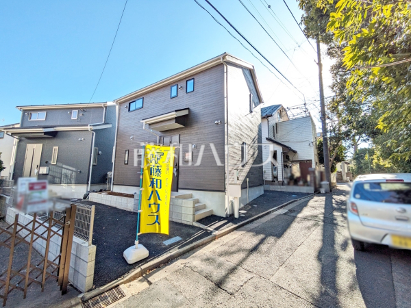 接道状況および現場風景　【調布市東つつじケ丘３丁目】 周辺は落ち着いた雰囲気の住宅地です。小さなお子様がいるご家庭も安心です。 