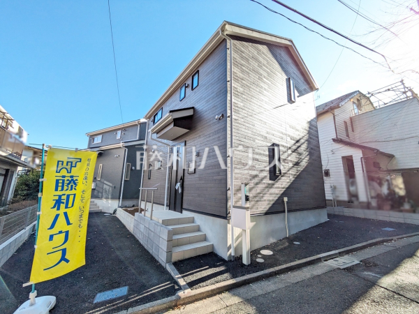現場風景　【調布市東つつじケ丘３丁目】
モノトーンを中心とした配色の現代的なデザイン。直線的ですっきりとしたスクエアなデザインが、お客様のお住まいを都会的に印象づけます。　